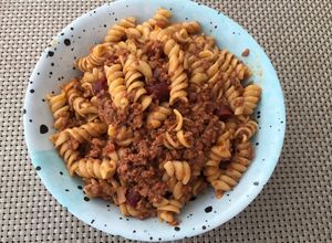 Una foto de Tornillos con carne molida y tomate (saca de apuro)