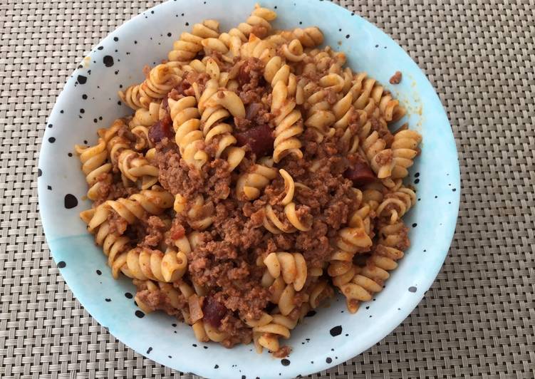 Tornillos con carne molida y tomate (saca de apuro)