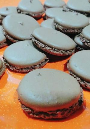 A picture of Chocolate Macaroons with Chocolate Ganache.