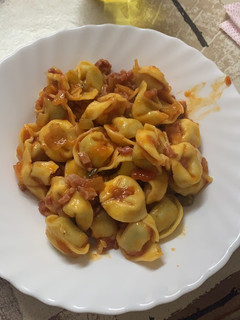 Una foto de Tortellini con salsa de tomate y jamón serrano
