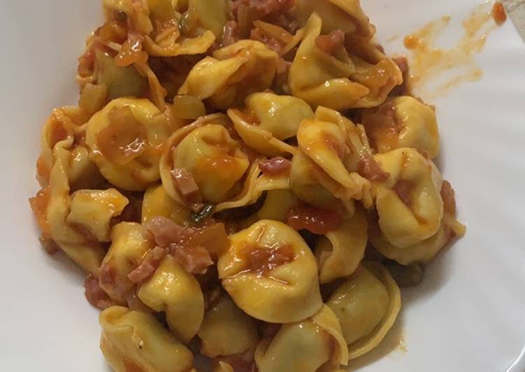 Tortellini con salsa de tomate y jamón serrano