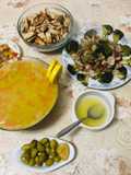 شوربة العدس والخبز المحمص وطبق من صدر الدجاج
