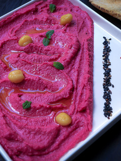Una foto de Hummus de Remolacha