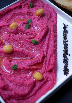 Una foto de Hummus de Remolacha