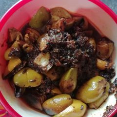A picture of Raw mango pickle.