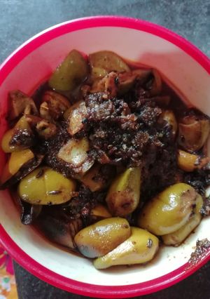 A picture of Raw mango pickle.