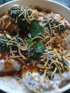मूंग दाल के दही भल्ले चाट (Moong dal ke dahi bhalle chaat recipe in hindi) रेसिपी मुख्य फोटो