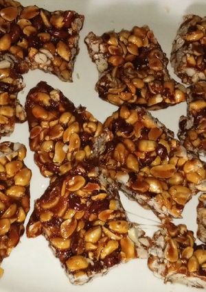 गुड़ और बादाम की चिक्की (gur aur badam ki chikki recipe in Hindi) रेसिपी मुख्य फोटो