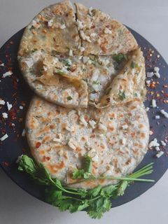 ચીઝ ગાર્લિક પરાઠા (Cheese Garlic Paratha Recipe In Gujarati) રેસીપી મુખ્ય ફોટો