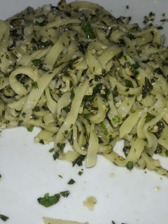 Una foto de Fideos al pesto 🍜 ♡