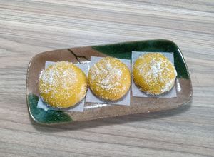 Hình của món Bánh nếp khoai lang nhân Cheddar phủ dừa sấy.