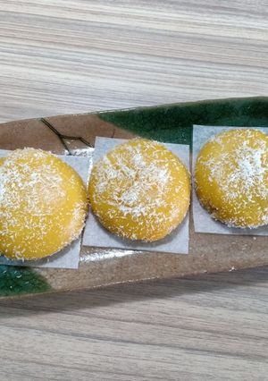 Hình của món Bánh nếp khoai lang nhân Cheddar phủ dừa sấy.