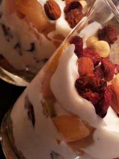 Una foto de Copa de yogur griego, chocolate, fruta y frutos secos