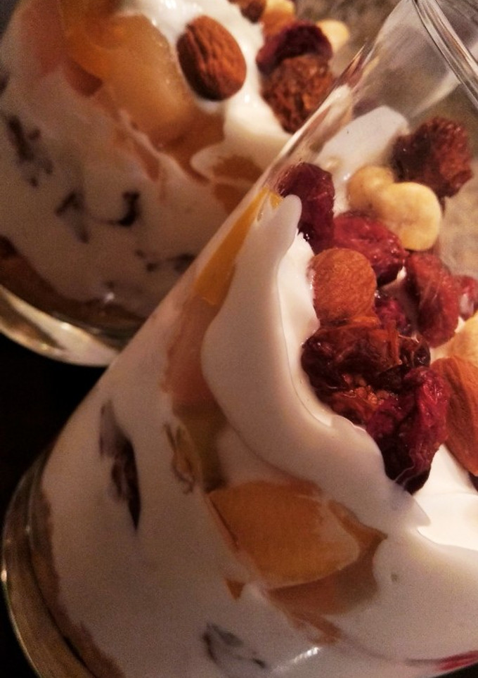 Una foto de Copa de yogur griego, chocolate, fruta y frutos secos