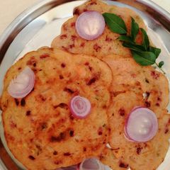 A picture of Vegetable uthappam.