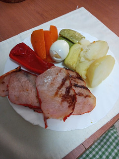 Una foto de Lomo adobado a la plancha con verduras cocidas y huevo duro