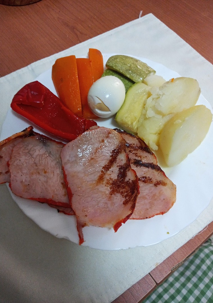 Una foto de Lomo adobado a la plancha con verduras cocidas y huevo duro