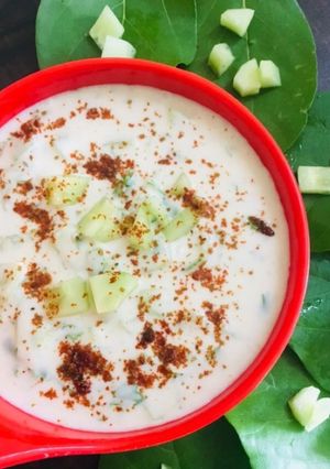 A picture of Spicy cucumber raita.