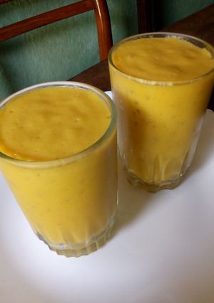 A picture of Mango banana smoothie.