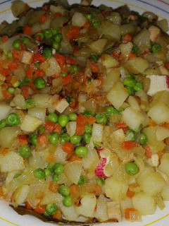 Una foto de Verdura con surimi y taquitos de pavo