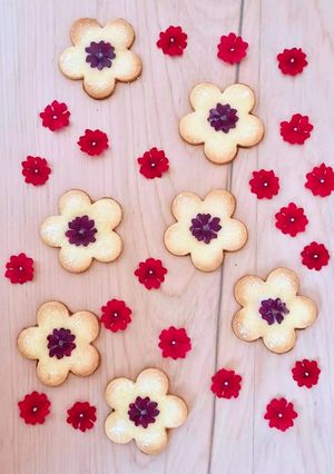 Una foto de Galletas con flores naturales 🌸 Masitas especial Primavera 🌺