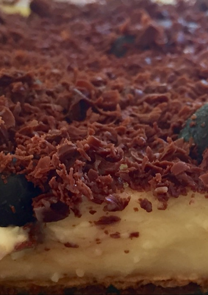 Una foto de Tarta de chocolate blanco y arándanos