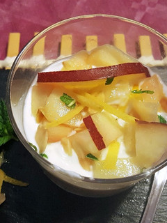 Una foto de Vasito de yogur griego con nectarina