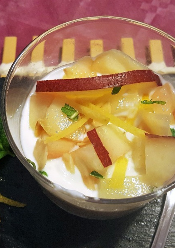 Una foto de Vasito de yogur griego con nectarina