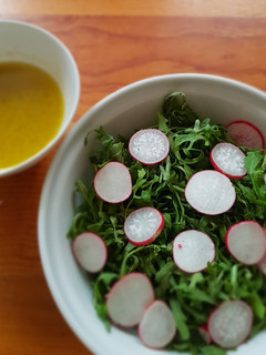 Una foto de Ensalada de arúgula y rábanos con citronette