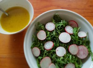 Una foto de Ensalada de arúgula y rábanos con citronette