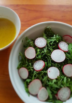 Una foto de Ensalada de arúgula y rábanos con citronette