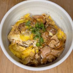 A picture of Oyakodon (Japanese Chicken and Egg Rice Bowl).