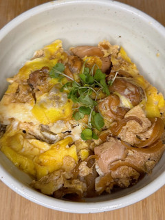 A picture of Oyakodon (Japanese Chicken and Egg Rice Bowl).