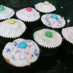 Best Vanilla Piñata Cupcakes A picture of Best Vanilla Piñata Cupcakes.