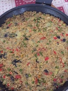 Una foto de Paella de quinoa con verduras