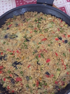 Una foto de Paella de quinoa con verduras