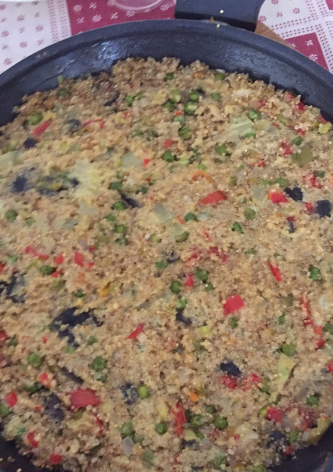 Una foto de Paella de quinoa con verduras