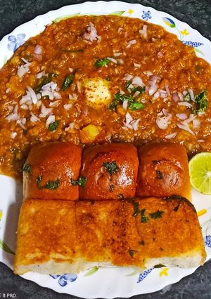 पाव भाजी (Pav bhaji recipe in hindi) रेसिपी मुख्य फोटो