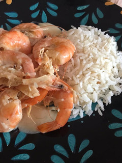 Una foto de Camarones en crema de coco