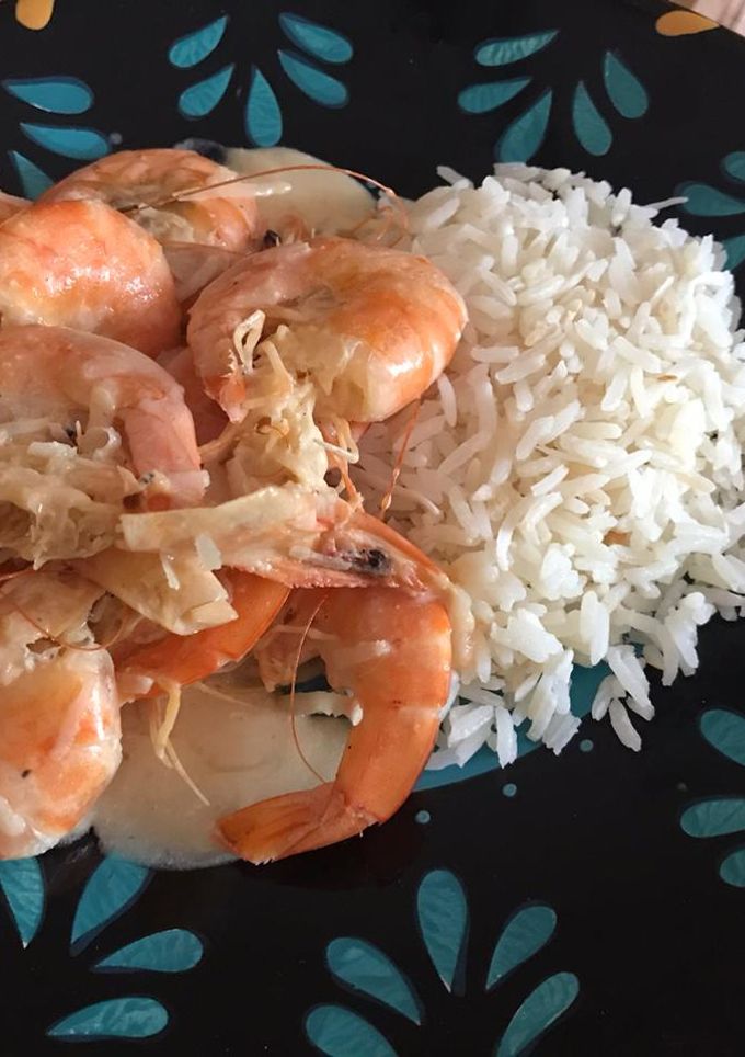 Una foto de Camarones en crema de coco