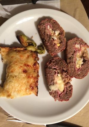 Una foto de Pan de carne con repollitos de bruselas gratinados