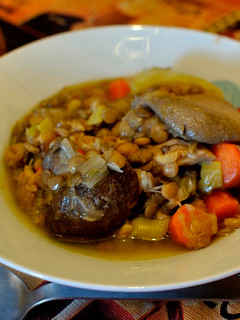 Una foto de Lentejas verdes con verduras y chorizo