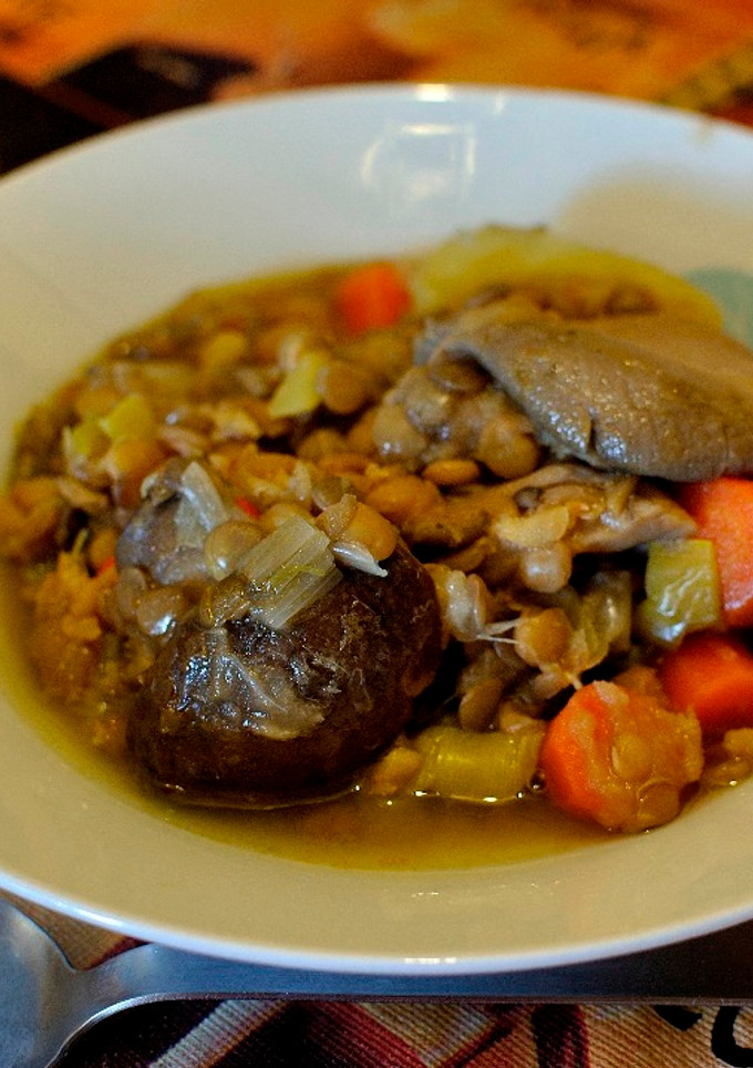 Una foto de Lentejas verdes con verduras y chorizo