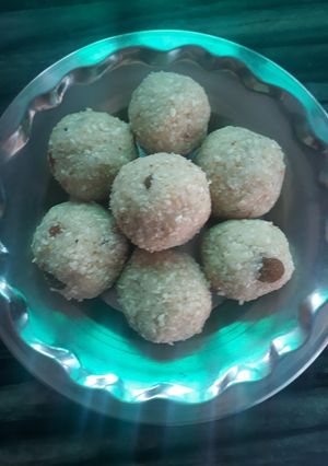 सफेद तिल मावा के लड्डू (safed til mawa ke ladoo recipe in Hindi) रेसिपी मुख्य फोटो
