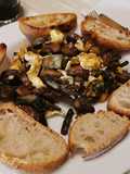 Ous trencats amb carxofes, xampinyons i espàrrecs de marge