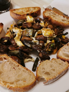Una foto de Ous trencats amb carxofes, xampinyons i espàrrecs de marge
