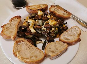 Una foto de Ous trencats amb carxofes, xampinyons i espàrrecs de marge