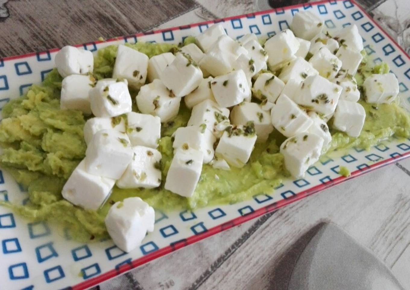 Aguacate con queso Feta