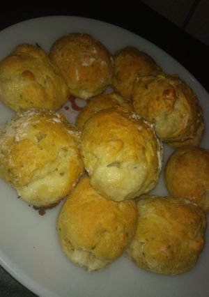 Una foto de Pancitos de orégano rellenos de queso
