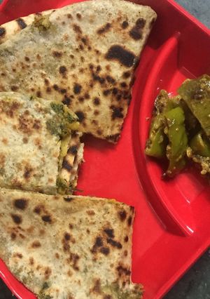 A picture of Mutter Allu ka crispy paratha.